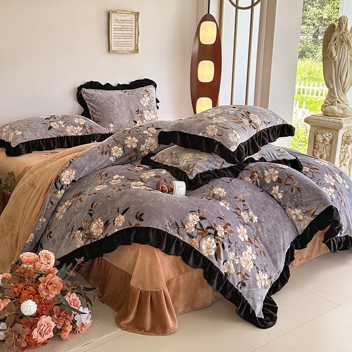 佳一 2025新款赫本风牛奶绒床裙款花边四件套 栀子风情