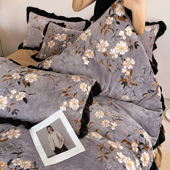 91家纺网 家纺一手货源 找家纺 佳一 2025新款赫本风牛奶绒床裙款花边四件套 栀子风情