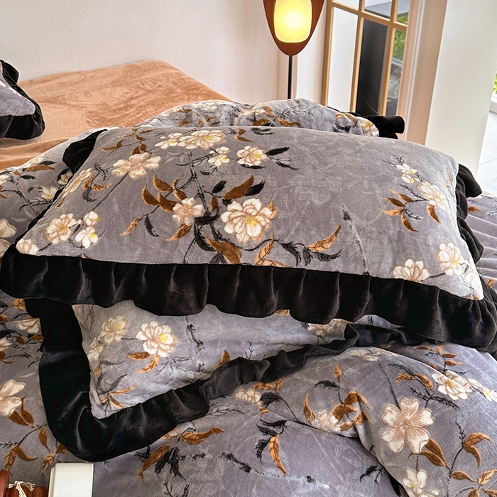 91家纺网 家纺一手货源 找家纺 佳一 2025新款赫本风牛奶绒床裙款花边四件套 栀子风情