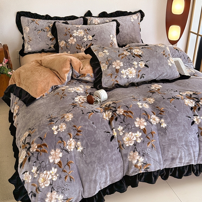 91家纺网 家纺一手货源 找家纺 佳一 2025新款赫本风牛奶绒床裙款花边四件套 栀子风情