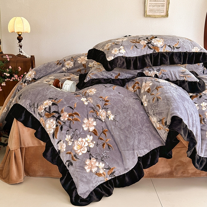 91家纺网 家纺一手货源 找家纺 佳一 2025新款赫本风牛奶绒床裙款花边四件套 栀子风情