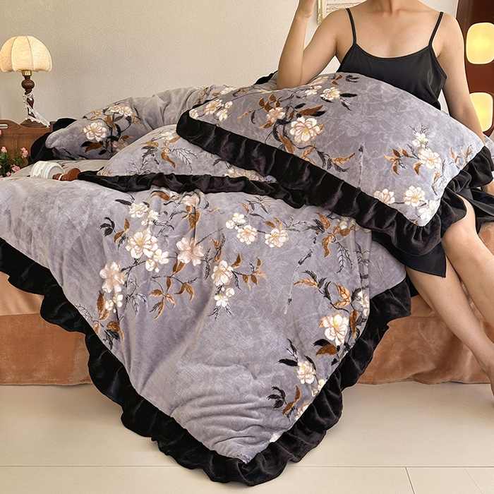 91家纺网 家纺一手货源 找家纺 佳一 2025新款赫本风牛奶绒床裙款花边四件套 栀子风情