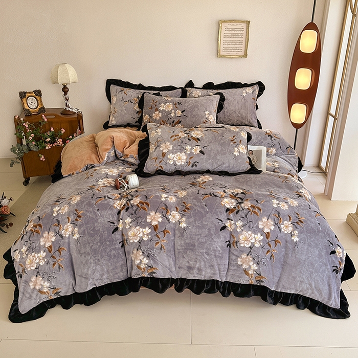 91家纺网 家纺一手货源 找家纺 佳一 2025新款赫本风牛奶绒床裙款花边四件套 栀子风情