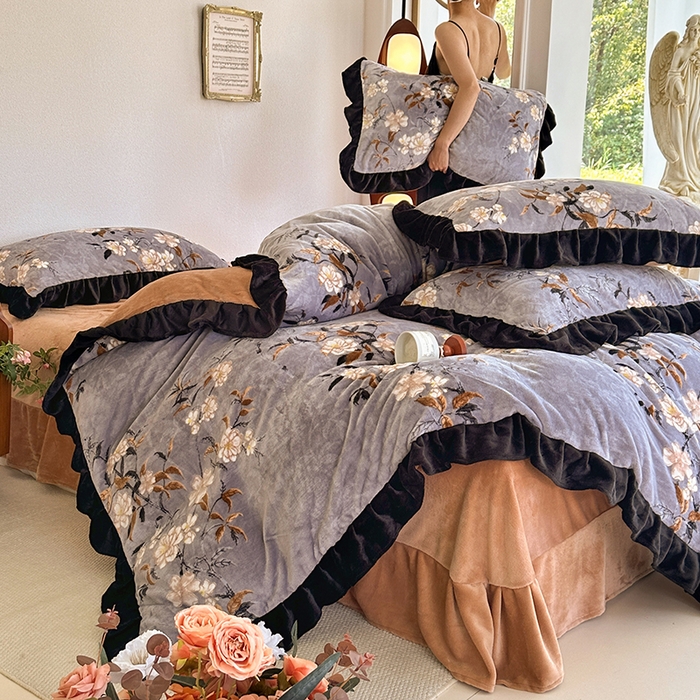 91家纺网 家纺一手货源 找家纺 佳一 2025新款赫本风牛奶绒床裙款花边四件套 栀子风情