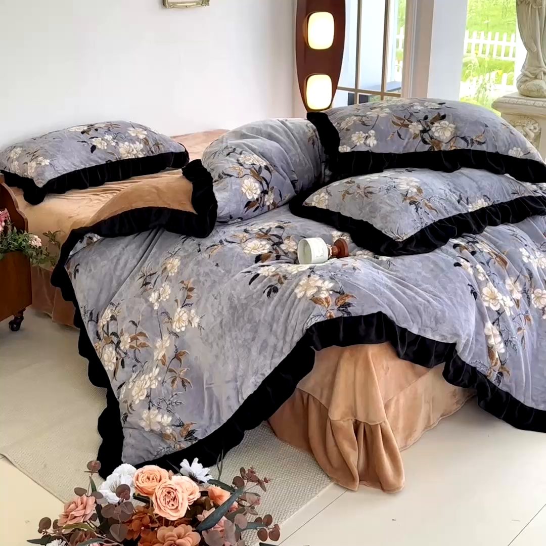 91家纺网 家纺一手货源 找家纺 佳一 2025新款赫本风牛奶绒床裙款花边四件套 栀子风情