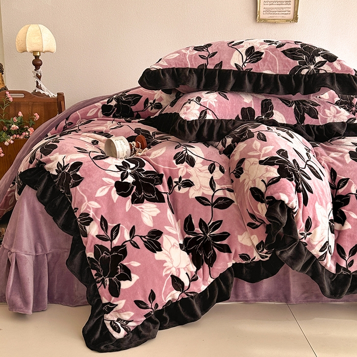 91家纺网 家纺一手货源 找家纺 佳一 2025新款赫本风牛奶绒床裙款花边四件套 紫薇