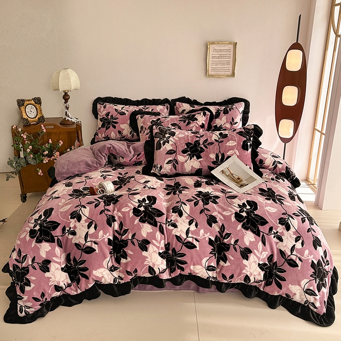 91家纺网 家纺一手货源 找家纺 佳一 2025新款赫本风牛奶绒床裙款花边四件套 紫薇