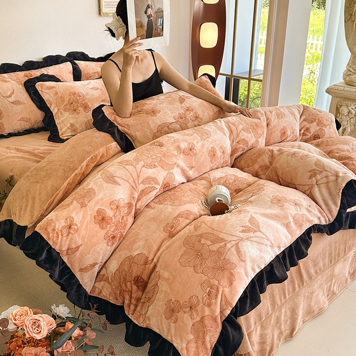 91家纺网 家纺一手货源 找家纺 佳一 2025新款赫本风牛奶绒床裙款花边四件套 山茶花