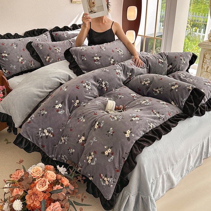 91家纺网 家纺一手货源 找家纺 佳一 2025新款赫本风牛奶绒床裙款花边四件套 樱花