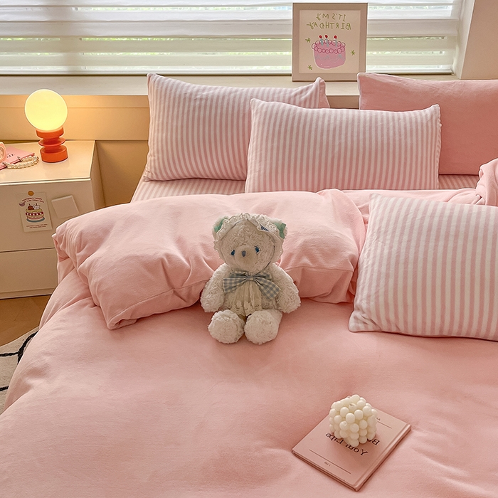 91家纺网 家纺一手货源 找家纺 三朵家纺 2025秋冬新款法莱绒混搭系列四件套 粉玉+细条