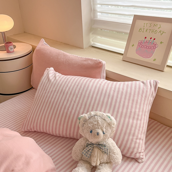 91家纺网 家纺一手货源 找家纺 三朵家纺 2025秋冬新款法莱绒混搭系列四件套 粉玉+细条