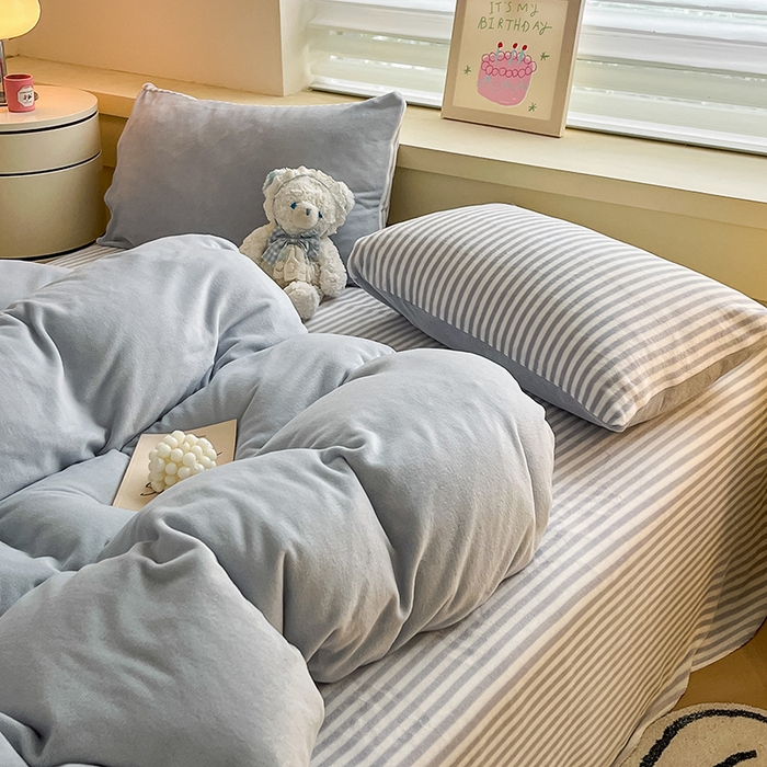 91家纺网 家纺一手货源 找家纺 三朵家纺 2025秋冬新款法莱绒混搭系列四件套 粉蓝+细条