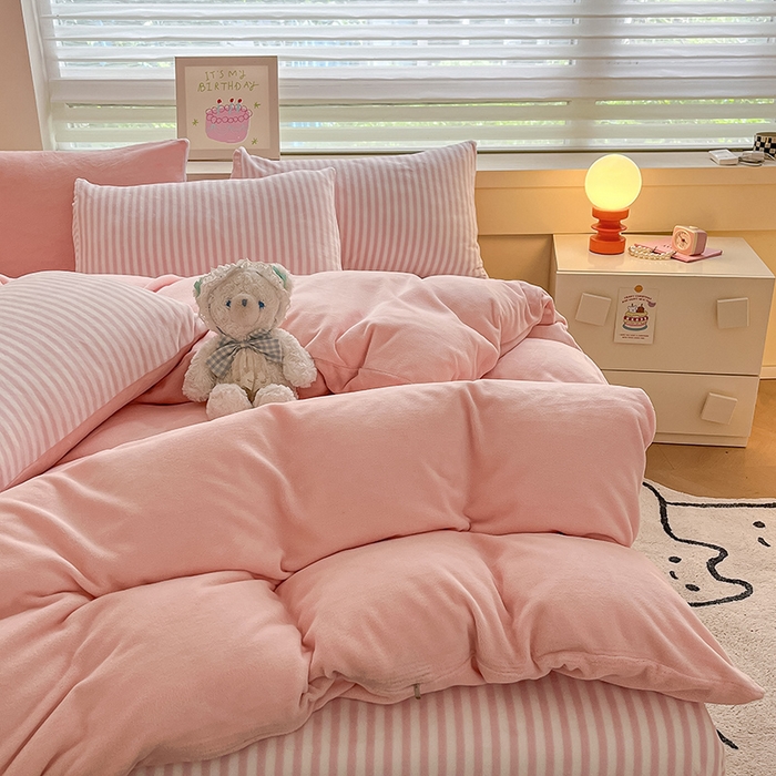 91家纺网 家纺一手货源 找家纺 三朵家纺 2025秋冬新款法莱绒混搭系列四件套 粉玉+细条