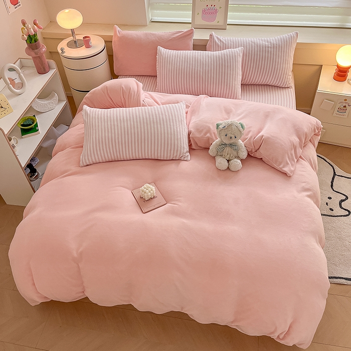 91家纺网 家纺一手货源 找家纺 三朵家纺 2025秋冬新款法莱绒混搭系列四件套 粉玉+细条