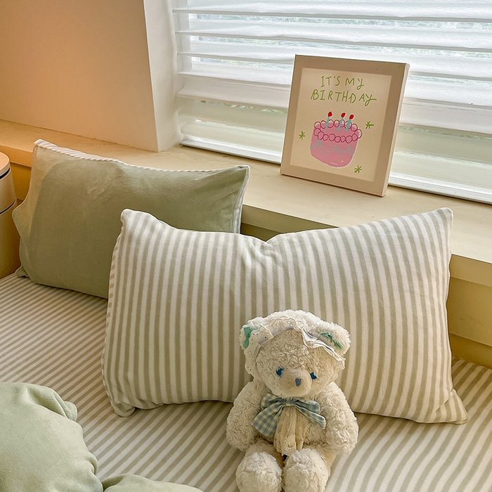 91家纺网 家纺一手货源 找家纺 三朵家纺 2025秋冬新款法莱绒混搭系列四件套 果绿+细条