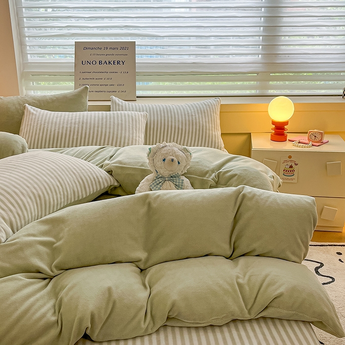 91家纺网 家纺一手货源 找家纺 三朵家纺 2025秋冬新款法莱绒混搭系列四件套 果绿+细条