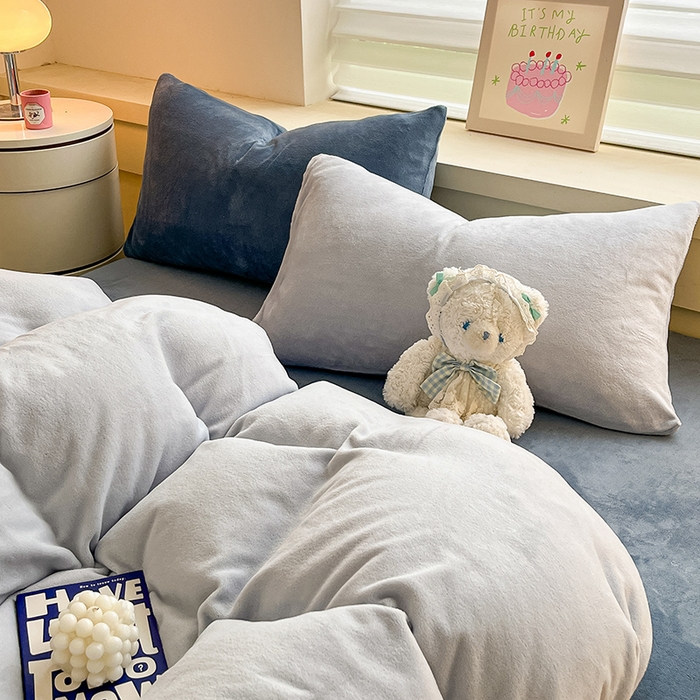 91家纺网 家纺一手货源 找家纺 三朵家纺 2025秋冬新款法莱绒混搭系列四件套 粉蓝+蔚蓝