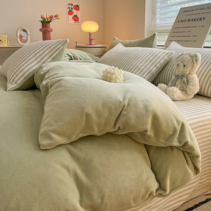 91家纺网 家纺一手货源 找家纺 三朵家纺 2025秋冬新款法莱绒混搭系列四件套 果绿+细条