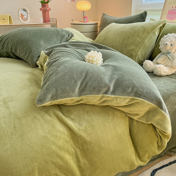 91家纺网 家纺一手货源 找家纺 三朵家纺 2025秋冬新款法莱绒混搭系列四件套 橄榄绿+墨绿