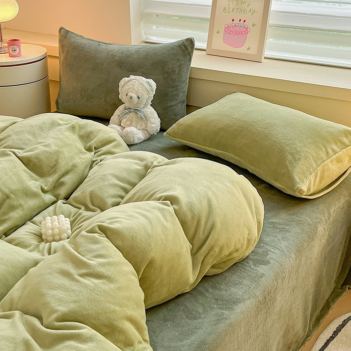 91家纺网 家纺一手货源 找家纺 三朵家纺 2025秋冬新款法莱绒混搭系列四件套 橄榄绿+墨绿