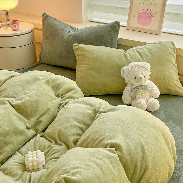 91家纺网 家纺一手货源 找家纺 三朵家纺 2025秋冬新款法莱绒混搭系列四件套 橄榄绿+墨绿