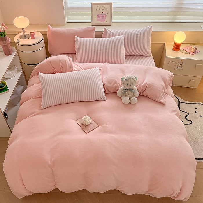 91家纺网 家纺一手货源 找家纺 三朵家纺 2025秋冬新款法莱绒混搭系列四件套 粉玉+细条