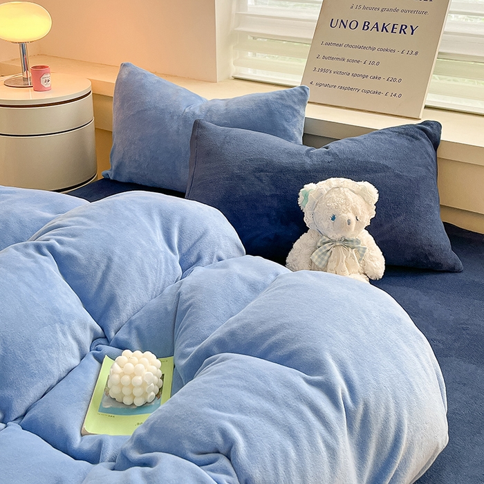 91家纺网 家纺一手货源 找家纺 三朵家纺 2025秋冬新款法莱绒混搭系列四件套 琉璃蓝-蓝