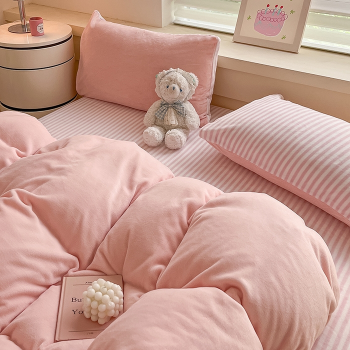 91家纺网 家纺一手货源 找家纺 三朵家纺 2025秋冬新款法莱绒混搭系列四件套 粉玉+细条