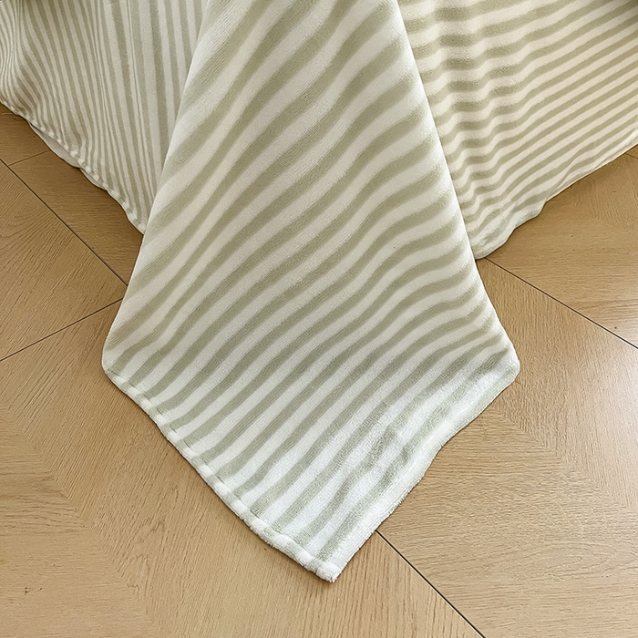 91家纺网 家纺一手货源 找家纺 三朵家纺 2025秋冬新款法莱绒混搭系列四件套 果绿+细条