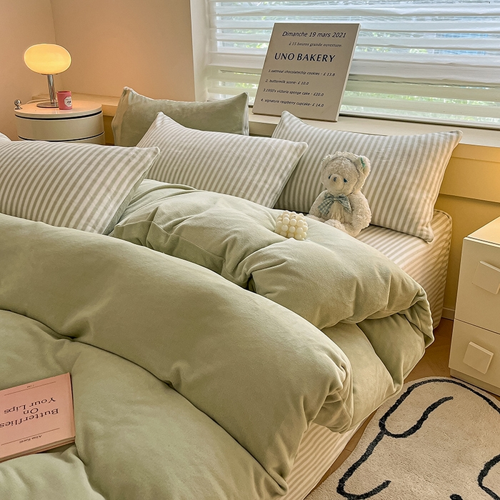 91家纺网 家纺一手货源 找家纺 三朵家纺 2025秋冬新款法莱绒混搭系列四件套 果绿+细条