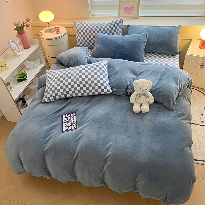 91家纺网 家纺一手货源 找家纺 三朵家纺 2025秋冬新款法莱绒混搭系列四件套 蔚蓝+蓝格