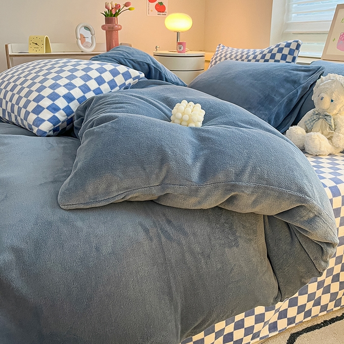 91家纺网 家纺一手货源 找家纺 三朵家纺 2025秋冬新款法莱绒混搭系列四件套 蔚蓝+蓝格