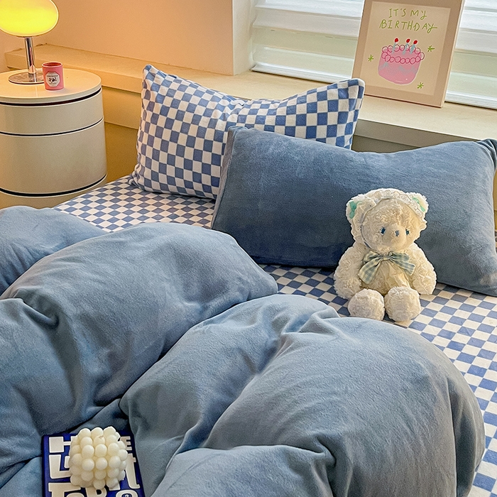 91家纺网 家纺一手货源 找家纺 三朵家纺 2025秋冬新款法莱绒混搭系列四件套 蔚蓝+蓝格