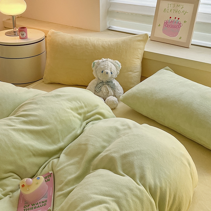 91家纺网 家纺一手货源 找家纺 三朵家纺 2025秋冬新款法莱绒混搭系列四件套 嫩绿+奶黄