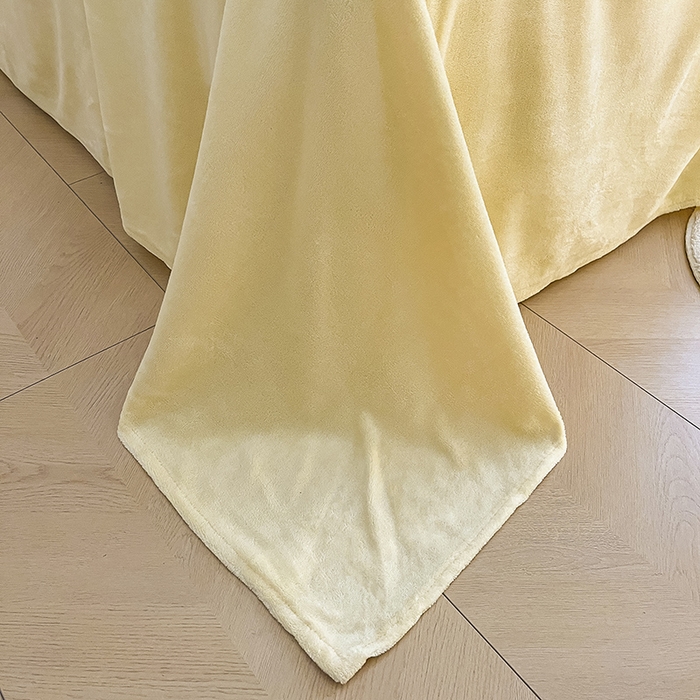 91家纺网 家纺一手货源 找家纺 三朵家纺 2025秋冬新款法莱绒混搭系列四件套 嫩绿+奶黄