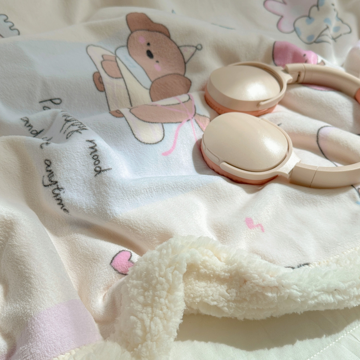 91家纺网 家纺一手货源 找家纺 六巷胡同 2025新款INS卡通A类牛奶绒羊羔绒毛毯毯子 芭宠假日米