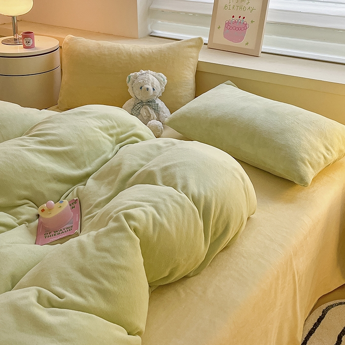 91家纺网 家纺一手货源 找家纺 三朵家纺 2025秋冬新款法莱绒混搭系列四件套 嫩绿+奶黄