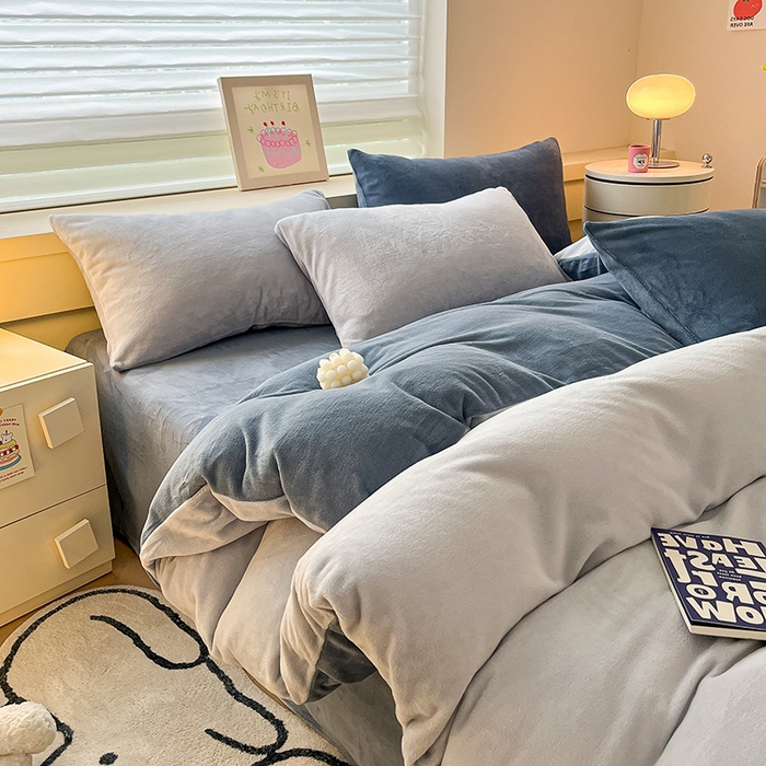 91家纺网 家纺一手货源 找家纺 三朵家纺 2025秋冬新款法莱绒混搭系列四件套 粉蓝+蔚蓝