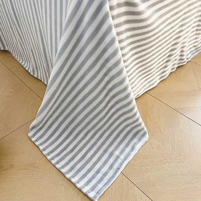 91家纺网 家纺一手货源 找家纺 三朵家纺 2025秋冬新款法莱绒混搭系列四件套 粉蓝+细条