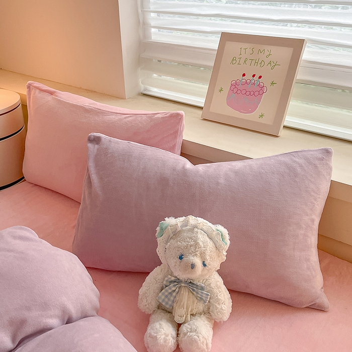 91家纺网 家纺一手货源 找家纺 三朵家纺 2025秋冬新款法莱绒混搭系列四件套 淡紫+粉玉