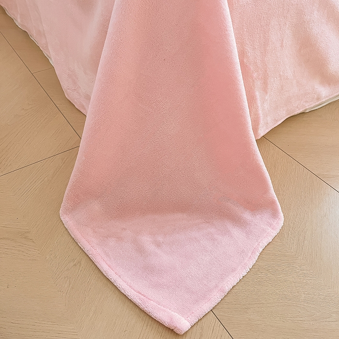 91家纺网 家纺一手货源 找家纺 三朵家纺 2025秋冬新款法莱绒混搭系列四件套 淡紫+粉玉