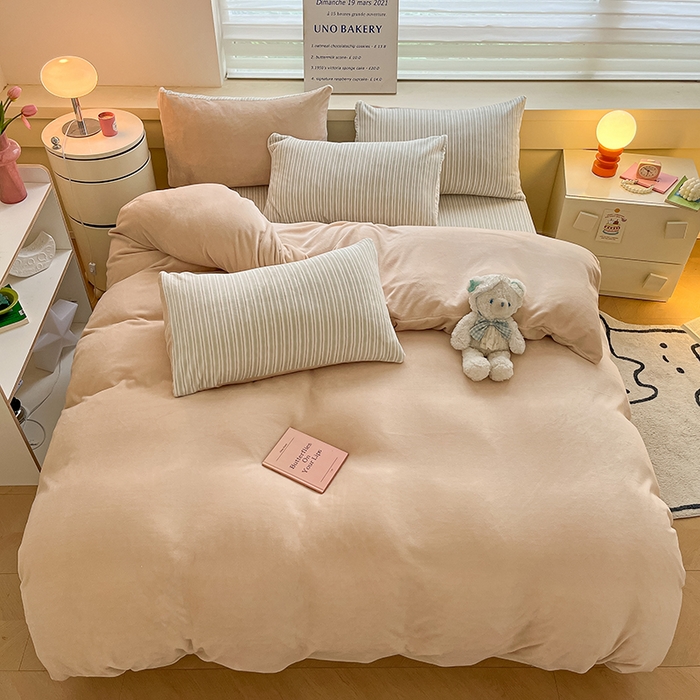 91家纺网 家纺一手货源 找家纺 三朵家纺 2025秋冬新款法莱绒混搭系列四件套 米驼+细条