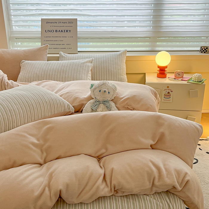 91家纺网 家纺一手货源 找家纺 三朵家纺 2025秋冬新款法莱绒混搭系列四件套 米驼+细条