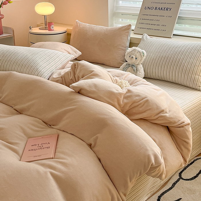 91家纺网 家纺一手货源 找家纺 三朵家纺 2025秋冬新款法莱绒混搭系列四件套 米驼+细条