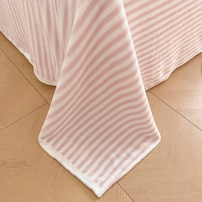 91家纺网 家纺一手货源 找家纺 三朵家纺 2025秋冬新款法莱绒混搭系列四件套 粉玉+细条