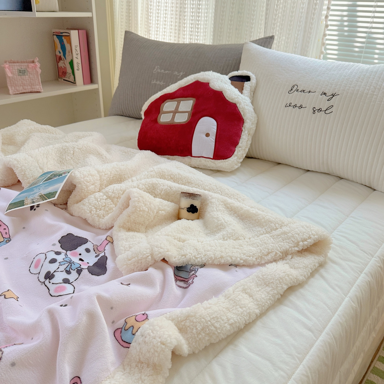 91家纺网 家纺一手货源 找家纺 六巷胡同 2025新款INS卡通A类牛奶绒羊羔绒毛毯毯子 磁带熊仔粉