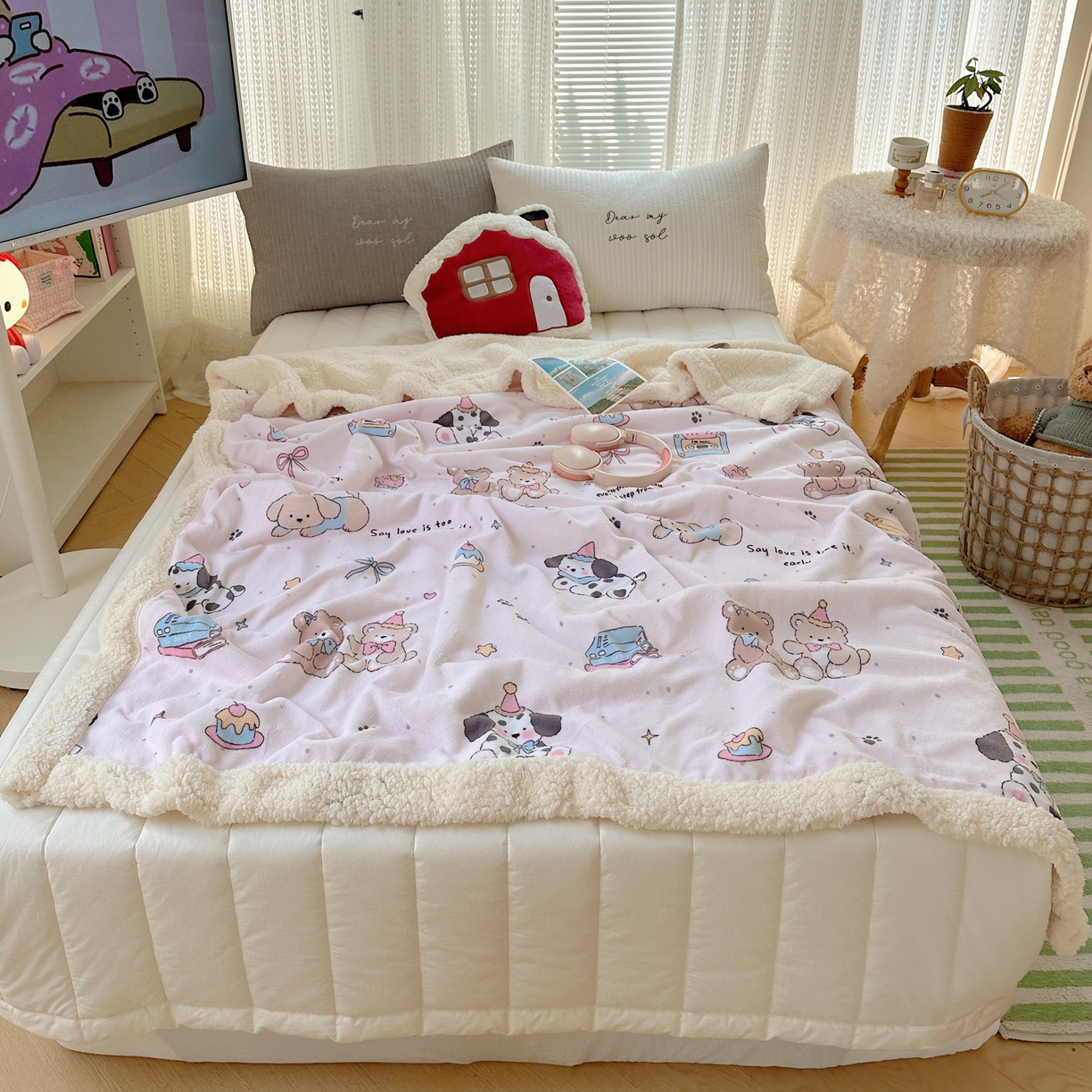 91家纺网 家纺一手货源 找家纺 六巷胡同 2025新款INS卡通A类牛奶绒羊羔绒毛毯毯子 磁带熊仔粉