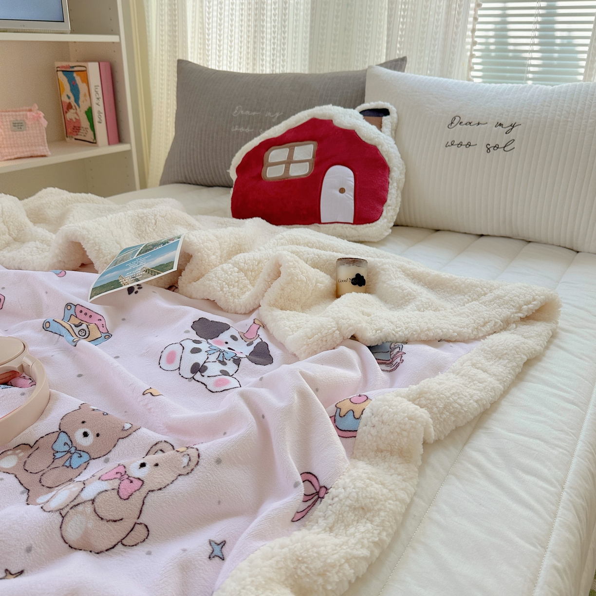 91家纺网 家纺一手货源 找家纺 六巷胡同 2025新款INS卡通A类牛奶绒羊羔绒毛毯毯子 磁带熊仔粉