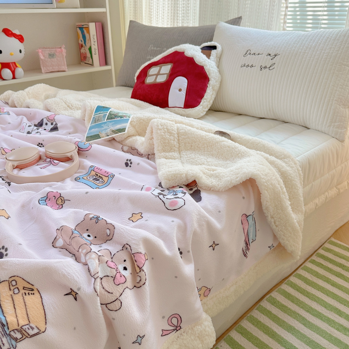 91家纺网 家纺一手货源 找家纺 六巷胡同 2025新款INS卡通A类牛奶绒羊羔绒毛毯毯子 磁带熊仔粉