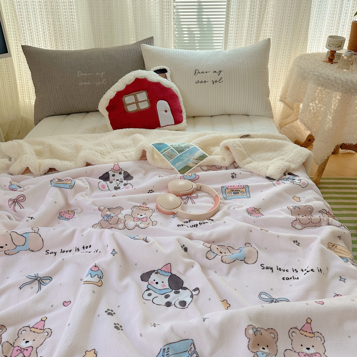 91家纺网 家纺一手货源 找家纺 六巷胡同 2025新款INS卡通A类牛奶绒羊羔绒毛毯毯子 磁带熊仔粉